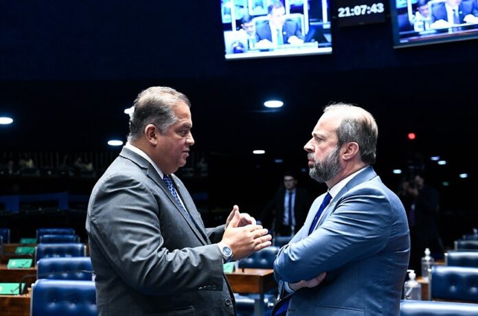 Senador Eduardo Gomes (PL-TO) e o relator Alexandre Silveira (PSD-MG) Senado aprova PL que permite que ex-governadores e ex-prefeitos tenham acesso a contratos e convênios após mandato