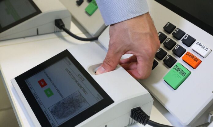 Nas eleições municipais deste ano, eleitoras e eleitores que não têm biometria cadastrada na Justiça Eleitoral não serão impedidos de exercer seu direito ao voto. Mesmo sem as impressões digitais registradas, é possível se identificar, na hora de votar, utilizando um documento oficial com foto. Essa medida visa garantir que todo o eleitorado tenha acesso ao processo eleitoral, mesmo as pessoas que não concluíram o cadastramento biométrico.