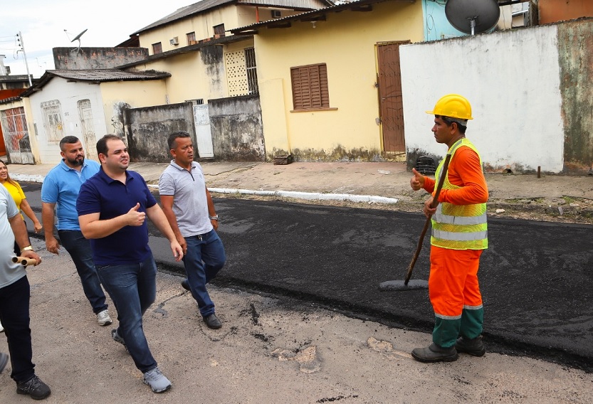Roberto Cidade solicita serviços de asfaltamento e tapa-buracos em diversos bairros de Manaus