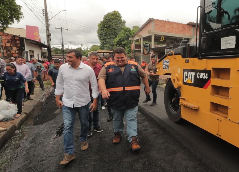 Governador Wilson Lima vistoria recapeamento de ruas do programa 'Asfalta Manaus' no Tancredo Neves