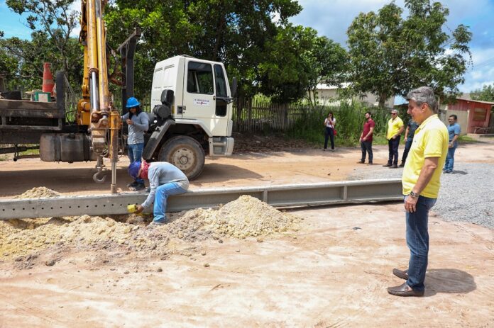 romero-juca-em-obra-de-iluminacao-publica-em-nova-colina-foto-benicio-moreira