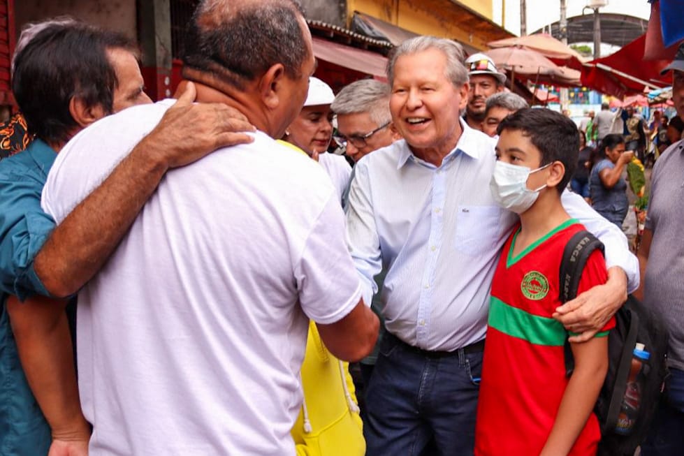 O ex-prefeito de Manaus é pré-candidato a senador pelo Amazonas, Arthur Neto esteve nessa quarta-feira, 1º/6, na feira da rua São Pedro, no bairro Compensa