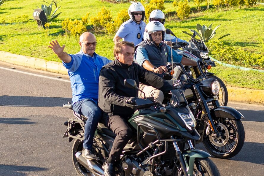 Sem capacete, Bolsonaro participa de motociata na tarde deste sábado em Manaus