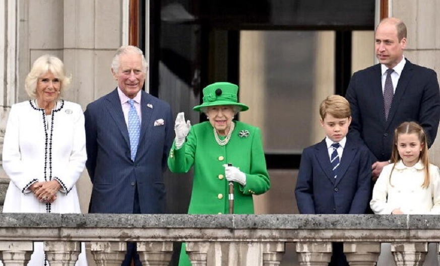 Rainha Elizabeth II faz aparição surpresa no último dia de celebrações do Jubileu de Platina