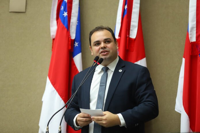 Roberto Cidade - Aleam Roberto Cidade cria lei que garante gratuidade no reconhecimento voluntário de paternidade
