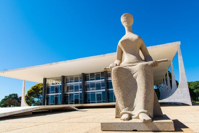 STF O Supremo Tribunal Federal (STF) decidiu que políticos que tenham alguma relação familiar entre si - cônjuges, companheiros ou parentes até segundo grau - podem ocupar, ao mesmo tempo, os cargos de chefia dos Poderes Legislativo e Executivo no mesmo município ou estado ou na esfera federal. A decisão foi tomada nesta quarta-feira (5), no julgamento da Arguição de Descumprimento de Preceito Fundamental (ADPF) 1089.