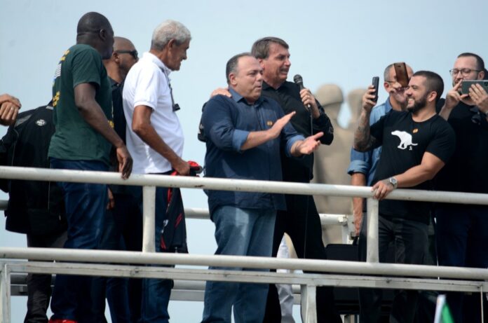 Pazuello (ao centro) ato com Bolsonaro no Rio em 23 de maio de 2021