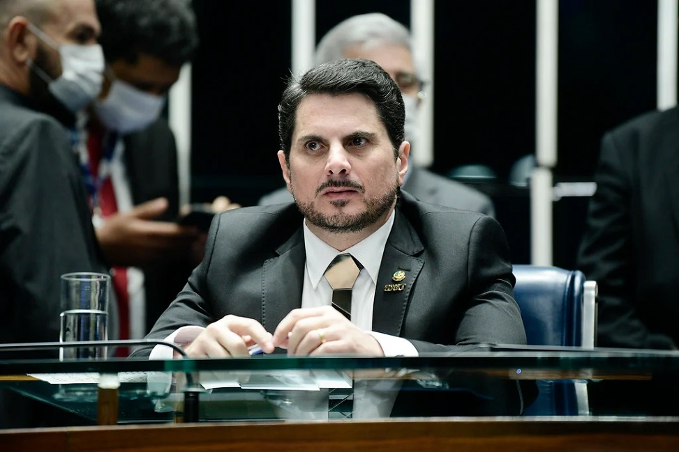 Senador Marcos do Val diz que Bolsonaro pressionou por golpe e que vai 