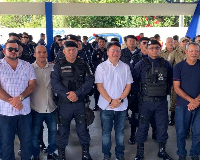 Coari Prefeito Keitton Pinheiro entrega uniformes, viaturas e equipamentos de videomonitoramento