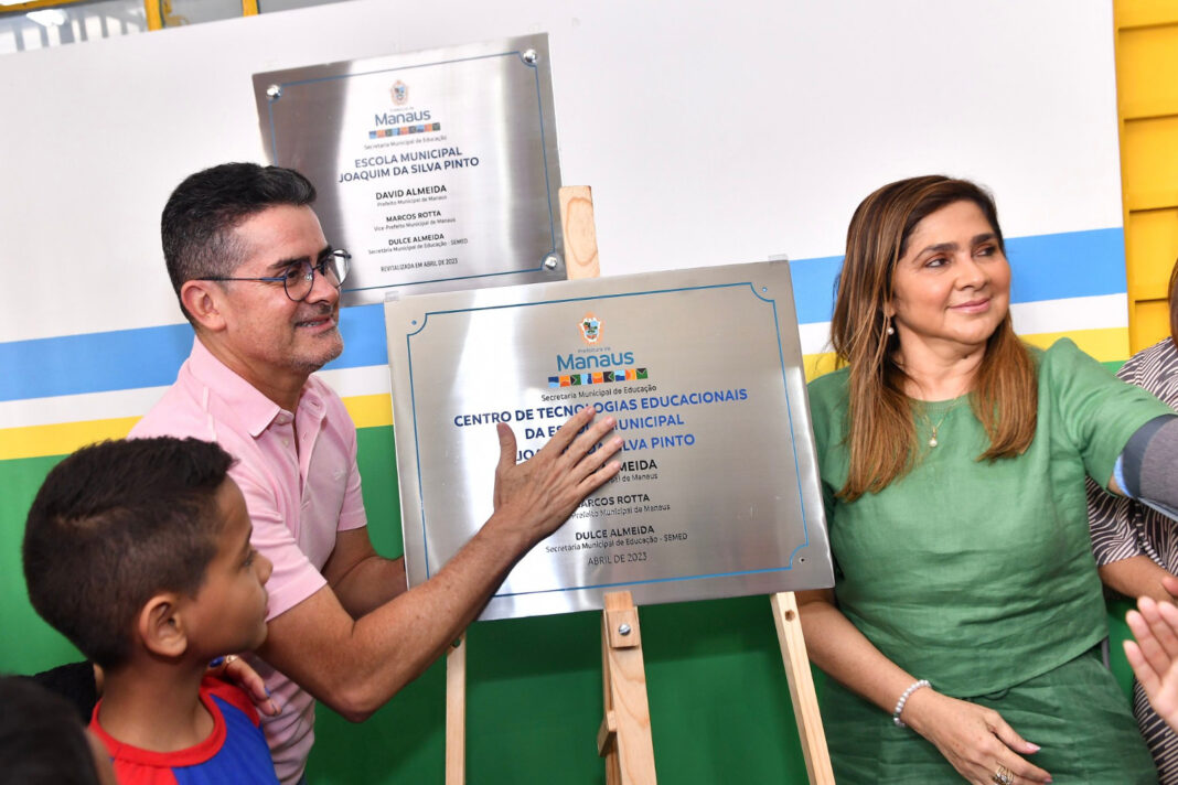 Prefeitura de Manaus entrega à comunidade do bairro Crespo escola revitalizada