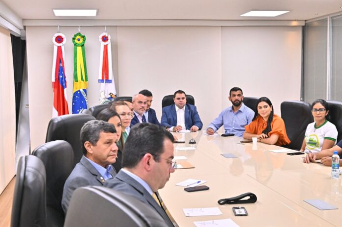 Aleam Assembleia Legislativa media reunião entre os professores e Poder Executivo