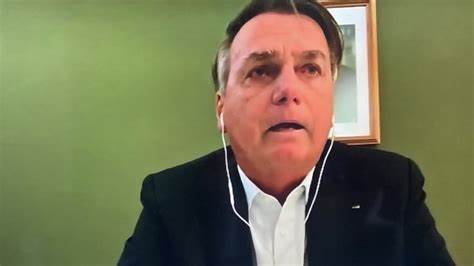 Moraes determina apreensão do passaporte de Jair Bolsonaro e ex presidente chora em entrevista