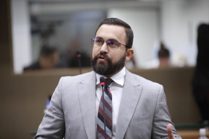 dr george Aleam promulga lei de George Lins que garante o direito à meia-entrada aos profissionais da saúde