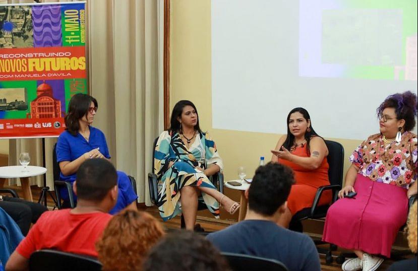 Debate sobre mães na política com a presença de Manuela D'avila em Manaus