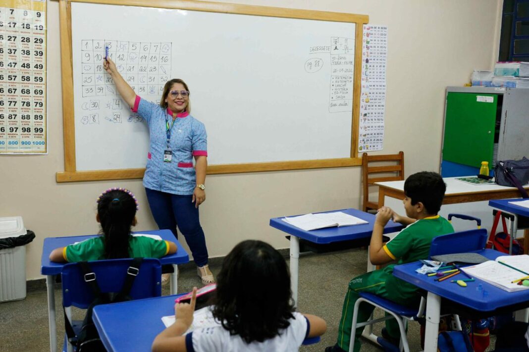 Apesar do reajuste salarial dos trabalhadores da educação de 8%, impasse continua entre Governo do Amazonas e Sinteam