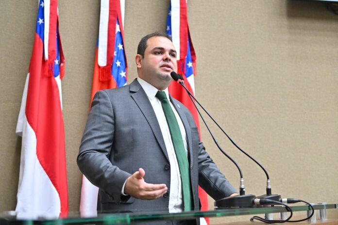 Roberto Cidade parabeniza Boi Caprichoso e destaca trabalho de órgãos estaduais no Festival Folclórico de Parintins