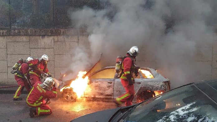 carro-foi-incendiado-durante-protestos-na-franca-1688041513686_v2_900x506
