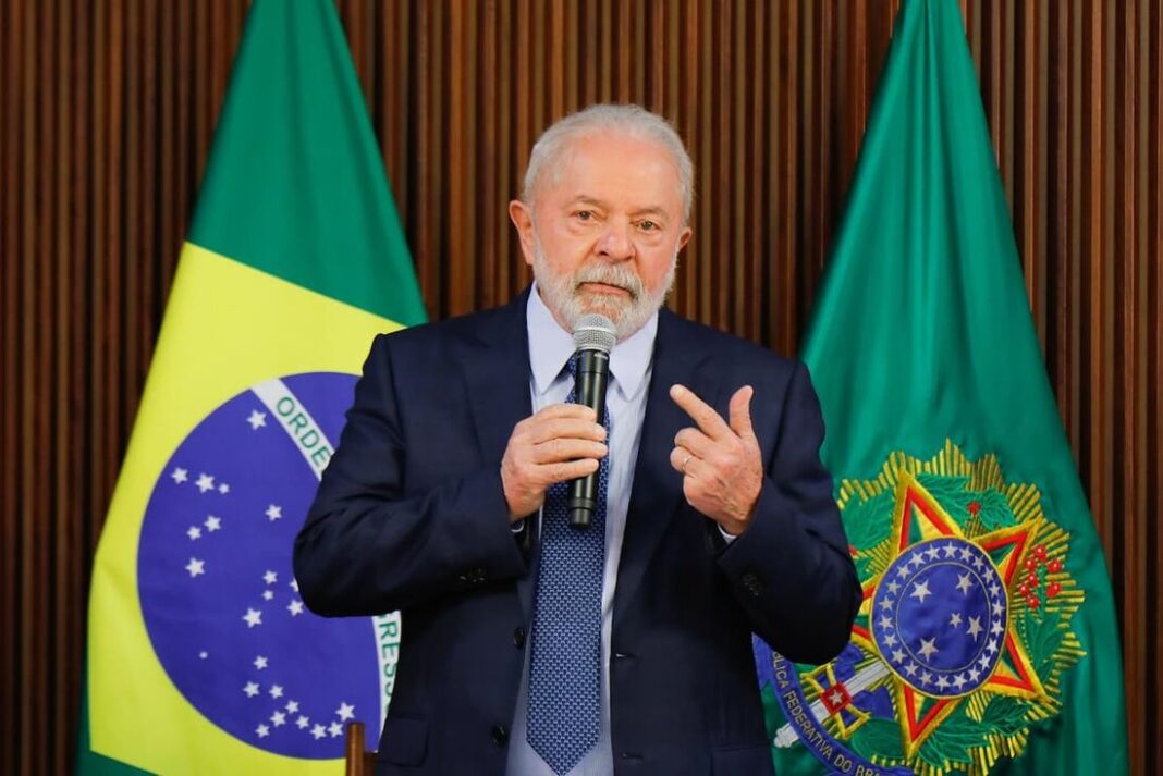 Lula critica presidente do BC e afirma que ele “está jogando contra os interesses da economia brasileira”