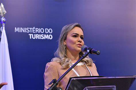 Mesmo com pressão pela troca da ministra, Planalto diz que Ministra do Turismo continua no cargo