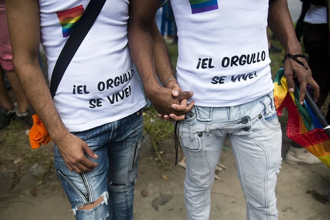 Governo venezuelano prende trinta em três pessoas LGBTIQ+ em sauna