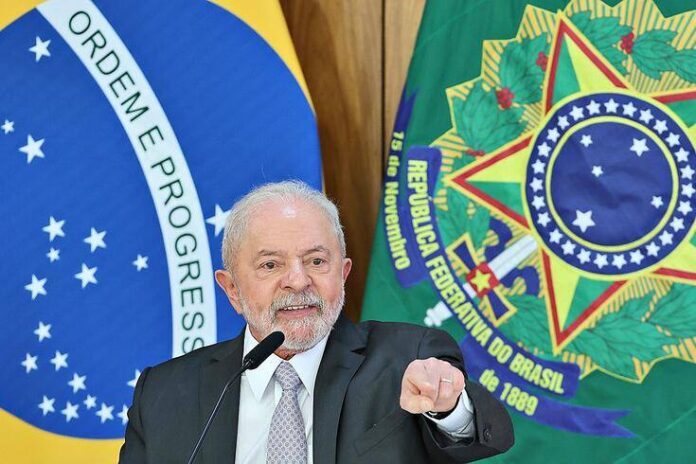 52674751657-7672a2db78-c-jpg Lula assina novo decreto sobre porte de armas no Brasil