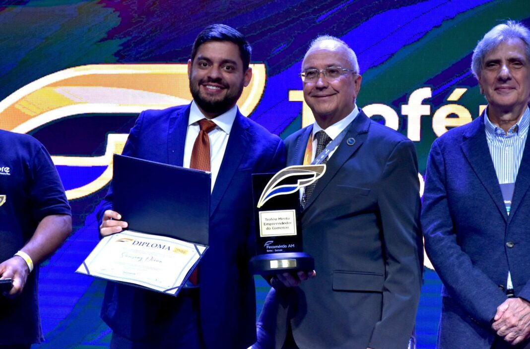 Reitor da UEA recebe Troféu Mérito Empreendedor pelo Samsung Ocean