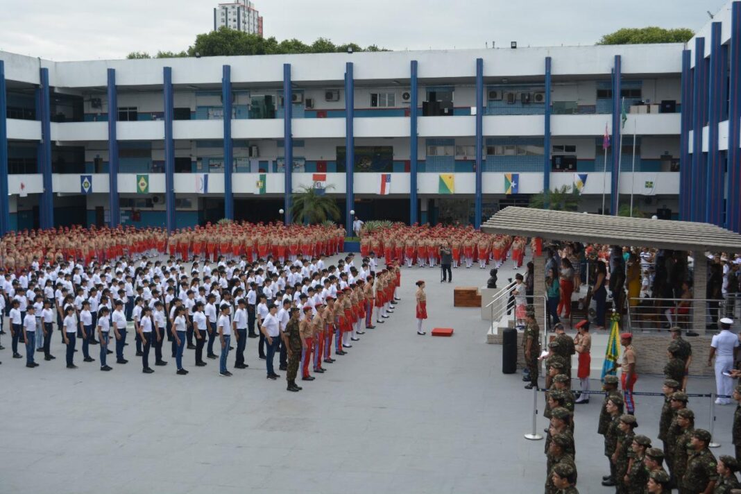 Após Governo Federal encerrar programa de escolas cívico-militares, governadores se pronunciam e decidem manter modelo