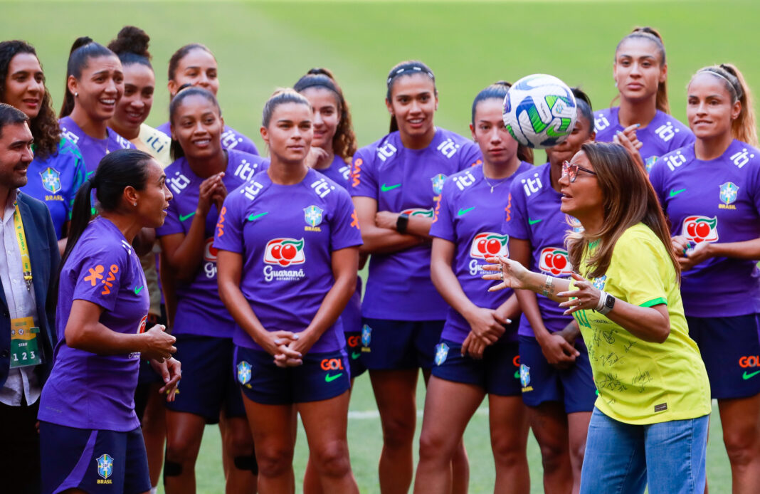 Brasil ganha na estreia da Copa e Janja comemora “mulherada pé quente”