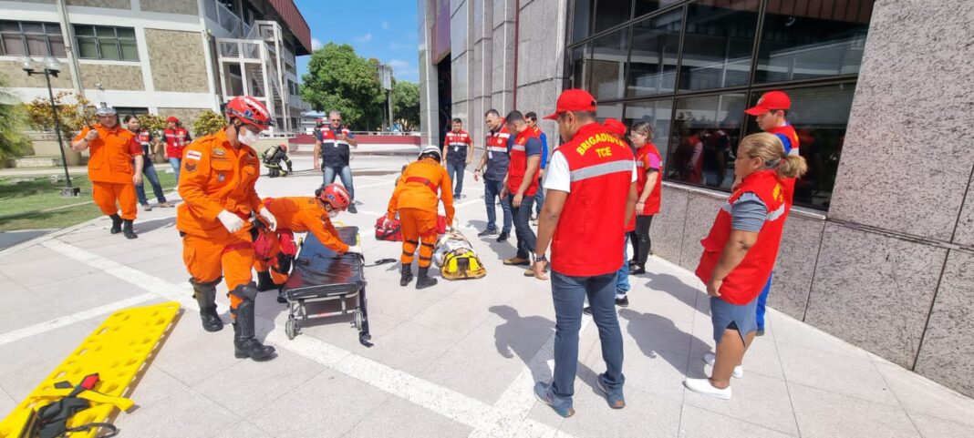 simulação de evacuação de emergência e salvamento