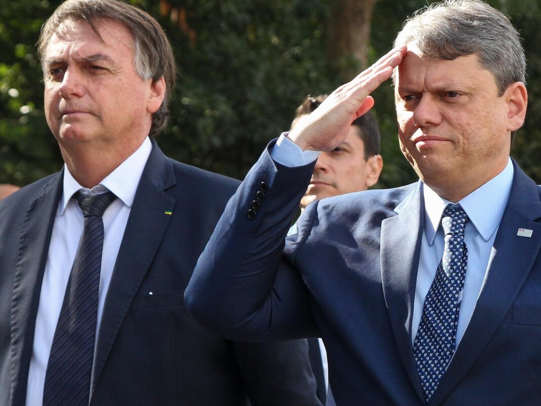 Governador de SP propõe projeto que pode livrar Bolsonaro de multa quase milionária
