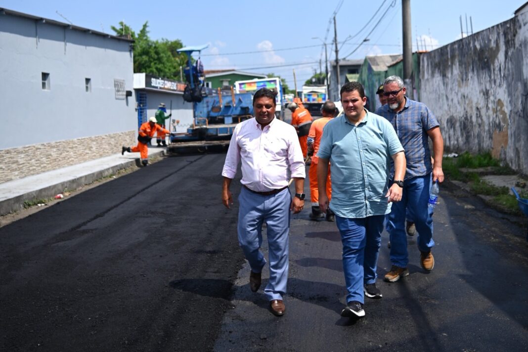 Caio André acompanha trabalho de recapeamento asfáltico em ruas do Dom Pedro