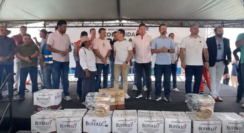 Prefeitura de Manaus entrega embarcações e motores para atender necessidades de comunidades ribeirinhas