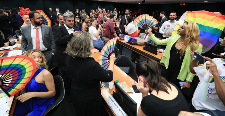 Com 12 votos favoráveis, Comissão aprova projeto que proíbe casamento homoafetivo