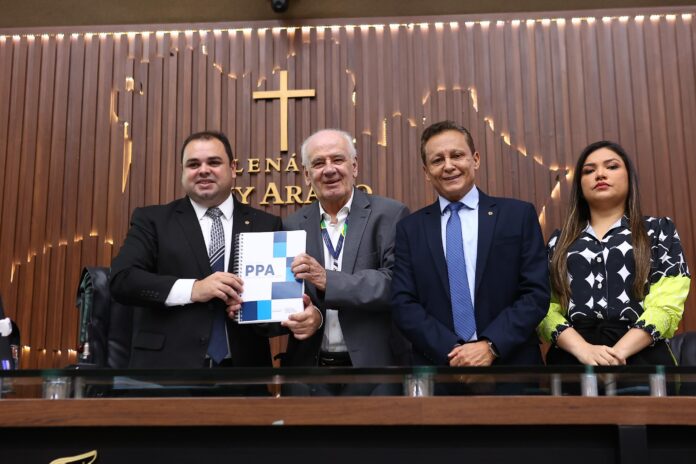 Presidente da Aleam, Roberto Cidade recebe PPA do titular da Sedecti, secretário Serafim Corrêa Roberto Cidade recebe PPA do titular da Sedecti, secretário Serafim Corrêa