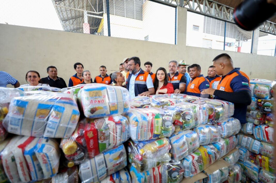 Wilson Lima coordena entrega de 3 mil cestas básicas às famílias afetadas por estiagem em Manacapuru