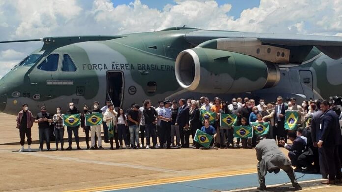 brasileiros-resgatados-da-ucrania-posam-ao-lado-do-presidente-jair-bolsonaro-apos-desembarcarem-em-brasilia-1646927090405_v2_900x506 Avião da FAB chega ao Brasil com 214 repatriados de Israel