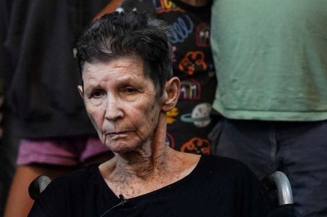 “Passei por um inferno”, afirma refém de 85 anos que foi libertada pelo Hamas