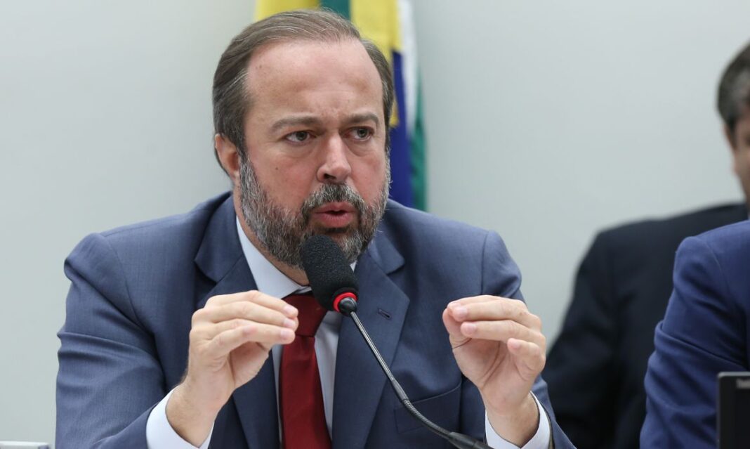 Ministro de Minas e Energia diz que governo deveria avaliar retorno do horário de verão