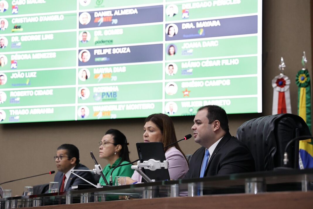 Roberto Cidade comanda votação que aprovou Lei Orçamentária Anual do Estado e Plano Plurianual 2024-2027