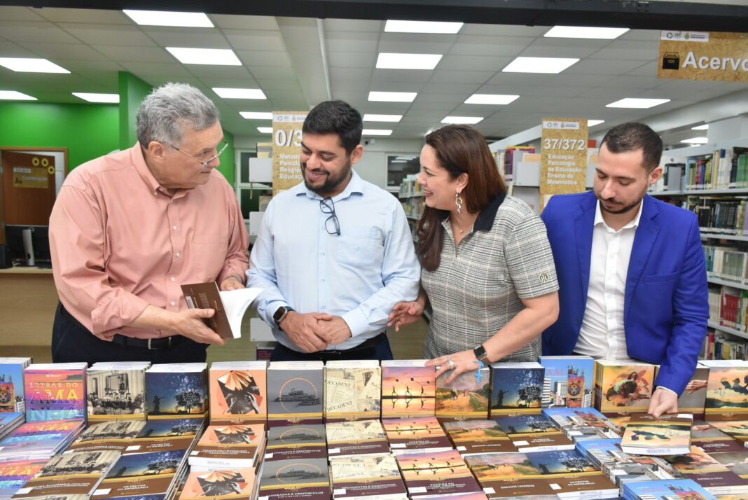 Bibliotecas da UEA recebem doação de livros da Academia Amazonense de Letras