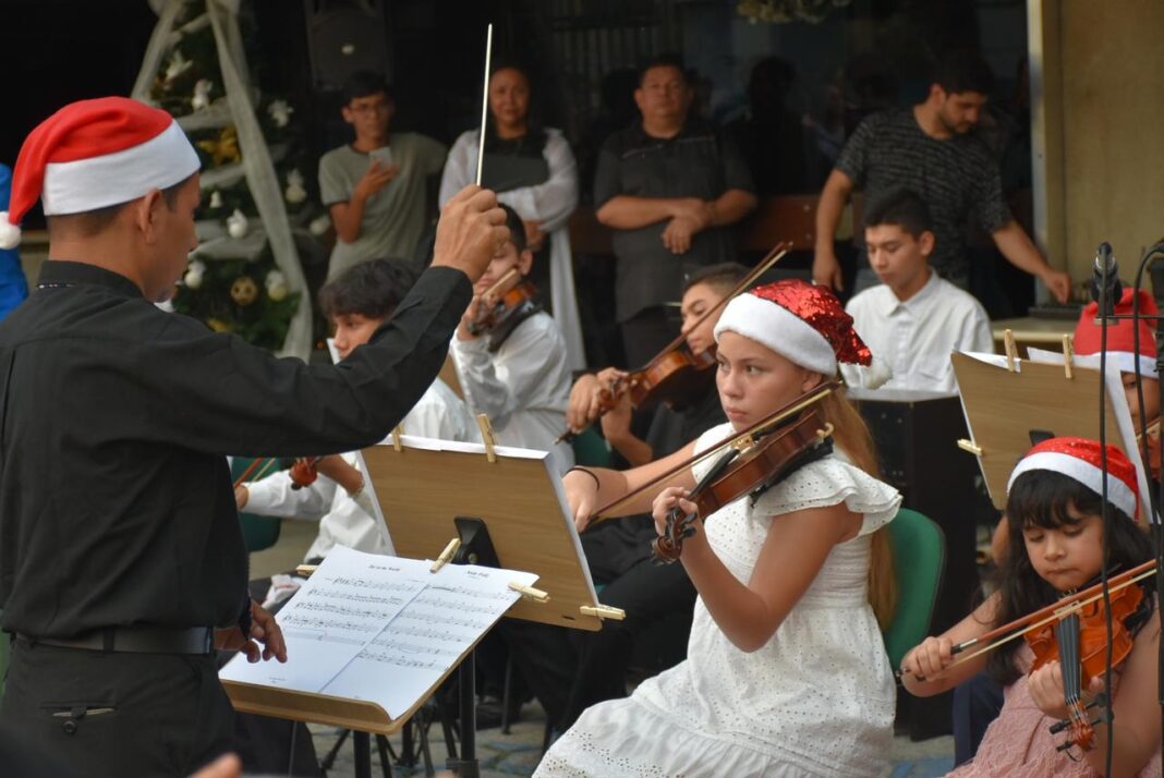 ”Natal em Todos os Tempos”: espetáculo é encenado por funcionários e alunos de Dança, Música e Teatro da UEA