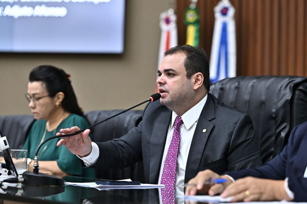 O tempo entre o diagnóstico e o tratamento é como diferencial para o êxito no combate à doenças em caso oncológico. Diante disso, o presidente da Assembleia Legislativa do Amazonas (Aleam), deputado estadual Roberto Cidade (UB), propôs, por meio do Projeto de Lei nº 52/2023, a criação do Programa Estadual de Apoio à Oncologia Infantil e Enfermidades Correlacionadas