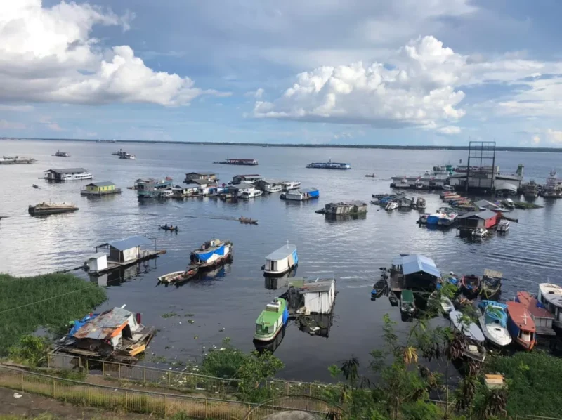 Em cumprimento à decisão judicial, a Secretaria Municipal de Meio Ambiente, Sustentabilidade e Mudança do Clima (Semmasclima) iniciou nesta terça-feira, (26), às 8h, a retirada de flutuantes do Tarumã-Açú. Conforme liminar judicial vigente, a ação neste primeiro momento fará a retirada apenas dos flutuantes previamente identificados como abandonados.