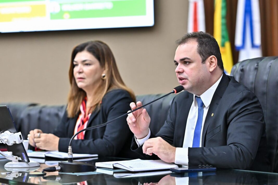 A proposta do deputado Roberto Cidade (UB), presidente da Assembleia Legislativa do Amazonas (Aleam), que assegura às mulheres o direito a acompanhante durante consultas médicas, exames e demais procedimentos clínicos nos estabelecimentos de saúde públicos e privados do Amazonas foi aprovada com Lei. A partir de agora, mediante a Lei nº 6.806/2024, tendem a diminuir as ocorrências físicas, emocionais e psicológicas contra as mulheres durante atendimento médico-hospitalar.