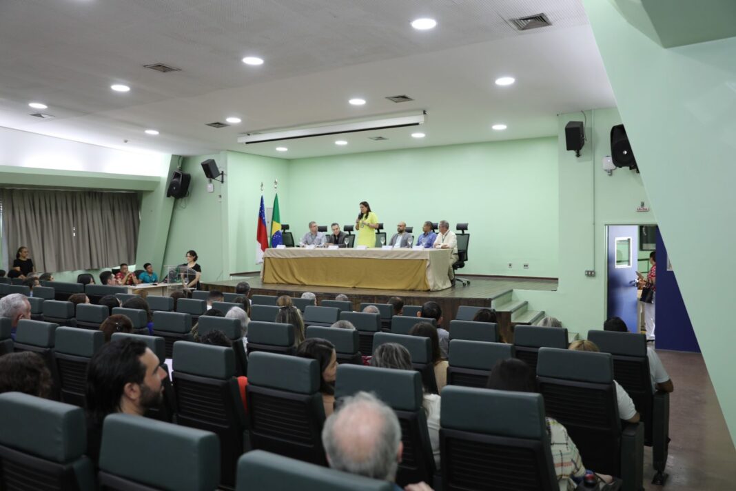 A Escola Superior de Ciências da Saúde da Universidade do Estado do Amazonas (ESA/UEA) promoveu, nesta quarta-feira, (03), a 20ª edição do Seminário Docente. Com o tema “Todos pela Inclusão”, o evento foi organizado pela direção, coordenação de qualidade e coordenadores de curso da unidade acadêmica. O objetivo é promover formação permanente dos docentes da instituição.