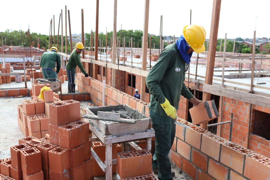 As novas regras do Minha Casa Minha Vida (MCMV) para a região Norte, anunciadas pelo Governo Federal, juntamente com o subsídio Entrada do Meu Lar, do Governo do Estado, vão facilitar o acesso da população de baixa renda ao financiamento de imóveis populares no Amazonas. A região Norte é onde, historicamente, as realizações do MCMV ficam abaixo das metas traçadas.