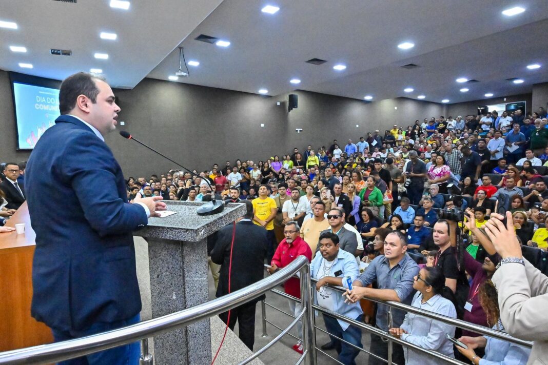 Em uma Sessão Especial Solene que reuniu mais de mil líderes comunitários no auditório Belarmino Lins, na Assembleia Legislativa do Amazonas (Aleam), o deputado estadual Roberto Cidade (UB), homenageou cidadãos que servem como ponte entre as necessidades da população e o Poder Público. A sessão solicitada pelo deputado presidente foi assinada pela totalidade dos parlamentares estaduais. líder comunitário