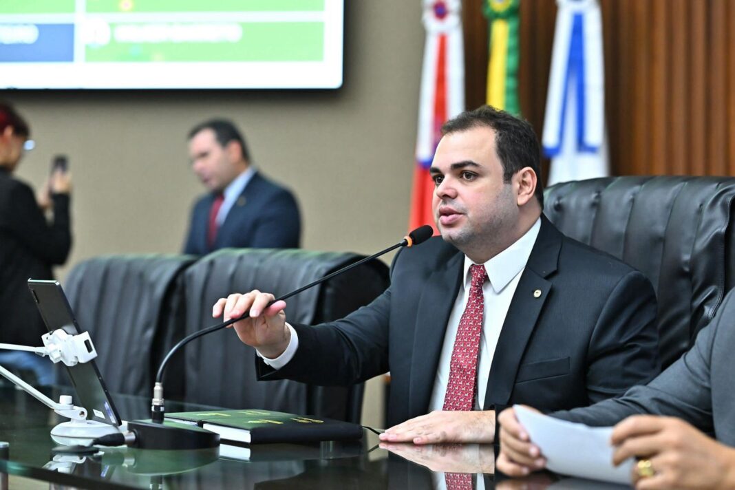 A Assembleia Legislativa do Amazonas (Aleam) também se mobiliza para ajudar a população do Rio Grande de Sul, que enfrenta um desastre ambiental sem precedentes. O deputado estadual e presidente da Casa Legislativa, Roberto Cidade (UB) anunciou durante o Expediente na terça-feira, (7), que a sede do Parlamento Estadual será, até o próximo dia 14, um posto de coleta de água potável.