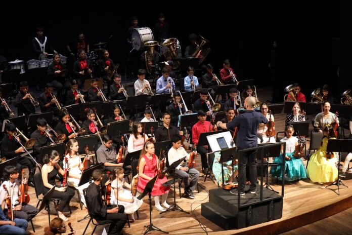 Em homenagem ao Dia das Mães, ocorreu no último domingo, (12), a apresentação do Concerto da Juventude, promovido pela Universidade do Estado do Amazonas (UEA). O evento o foi realizado pela Banda Marcial da Escola Municipal Jarcele Zaranza, pelo Projeto de Orquestras Infantis e Juvenis do Laboratório de Ensino e Práticas Musicais (Probijam), o Projeto Musicando e do Curso Livre de Extensão e Música da UEA, para um público que lotou a plateia do Teatro Amazonas.