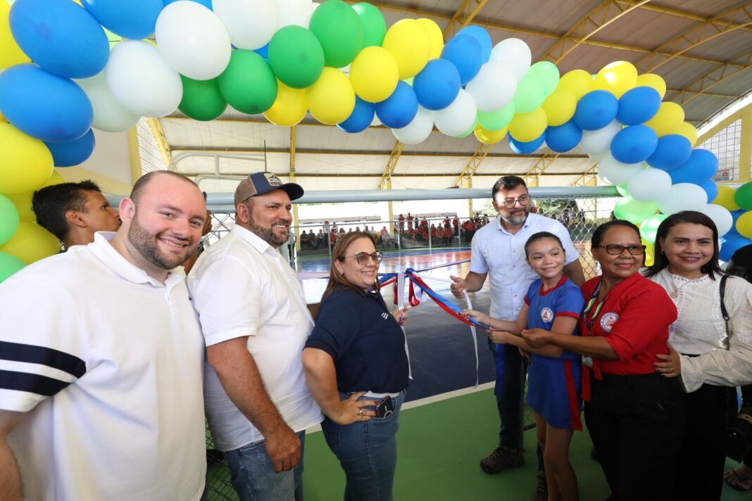 O governador Wilson Lima anunciou, nesta quinta-feira (23), em Tefé (a 523 quilômetros de Manaus), investimentos para fortalecer o setor social do município. Na Educação, uma nova quadra poliesportiva foi entregue, beneficiando mais de 500 alunos da rede estadual.